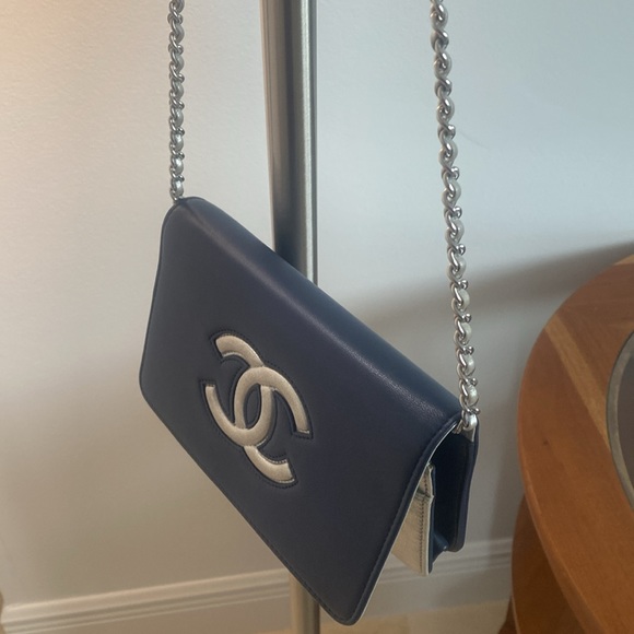 CHANEL cross body tu-tone lambskin wallet on the chain bag, blue and silver - Picture 14 of 16